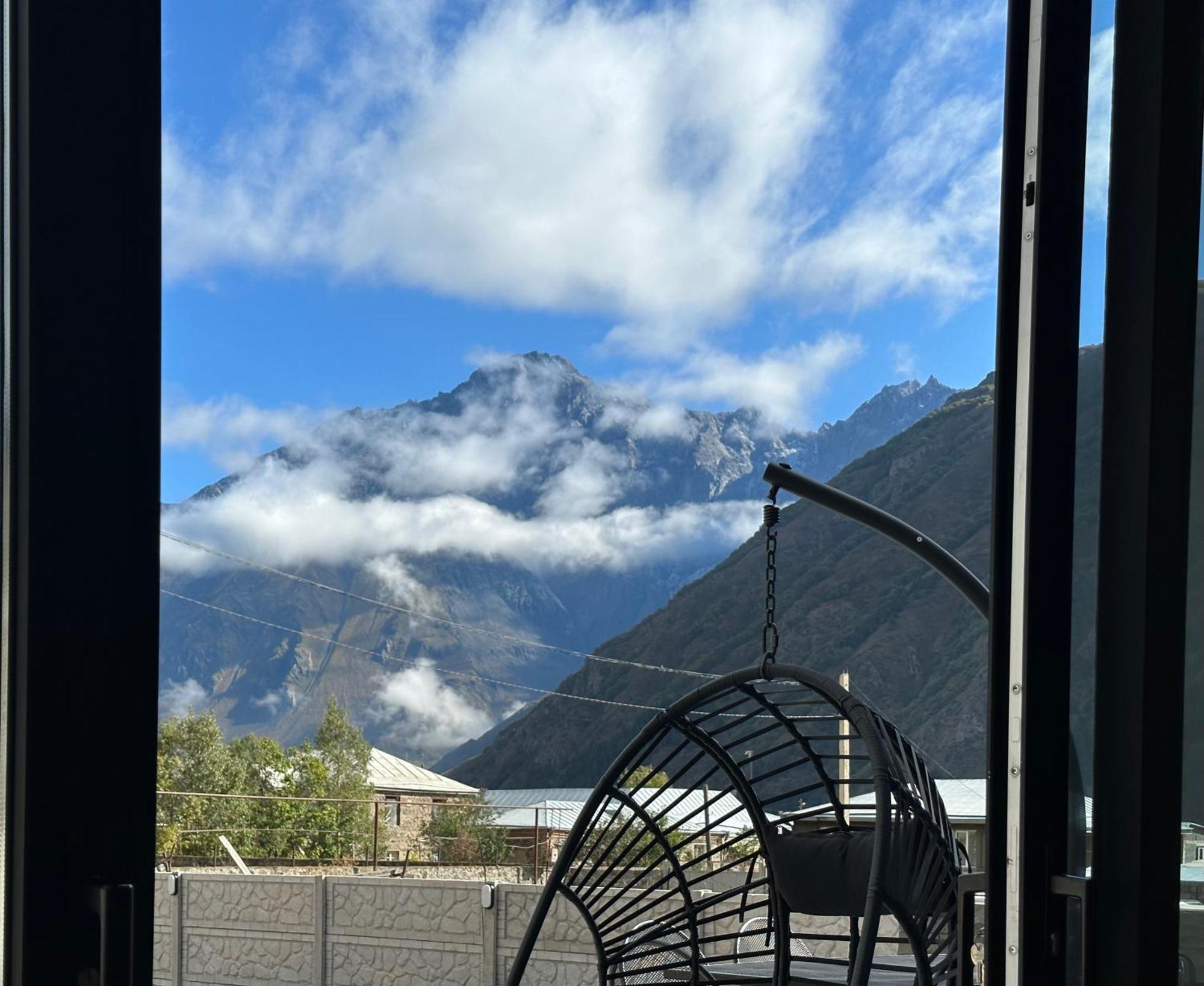 Вілла Alpine Escape Kazbegi Екстер'єр фото