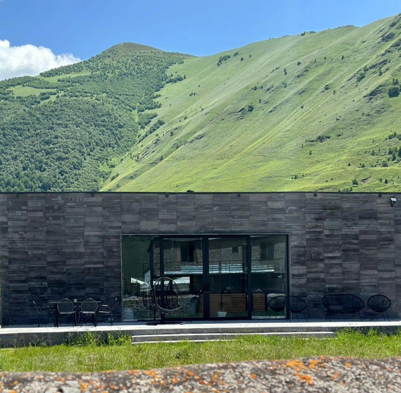 Вілла Alpine Escape Kazbegi Екстер'єр фото