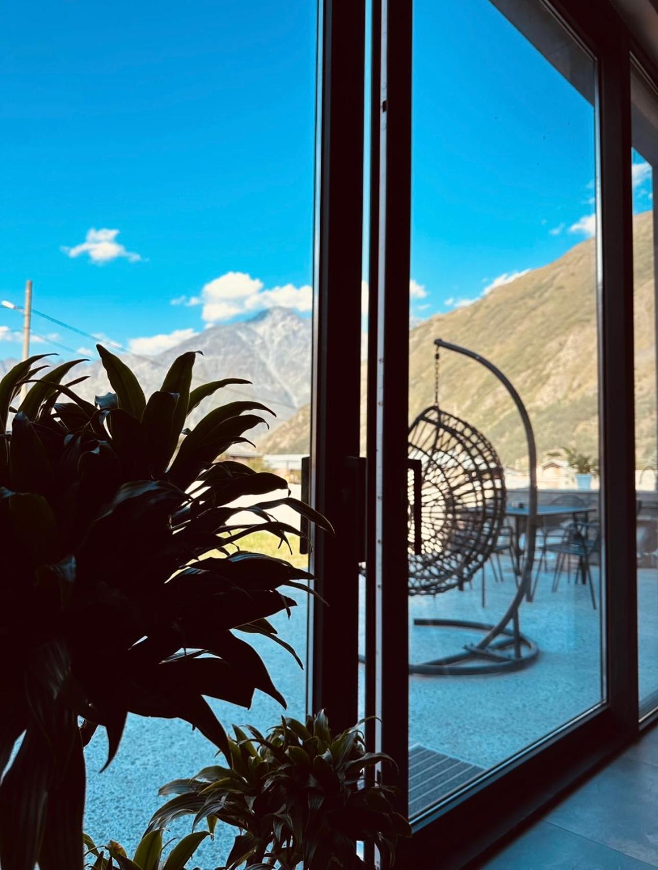 Вілла Alpine Escape Kazbegi Екстер'єр фото