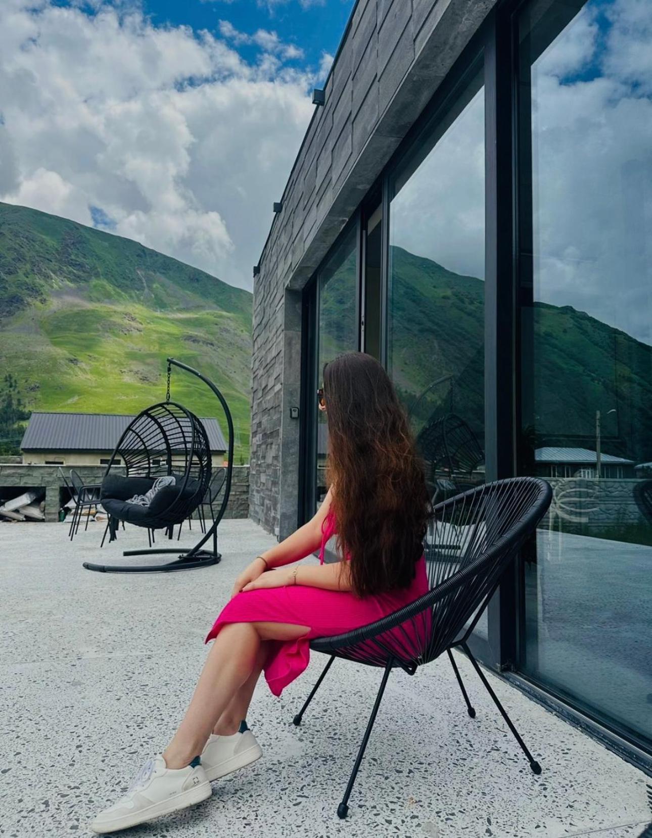 Вілла Alpine Escape Kazbegi Екстер'єр фото